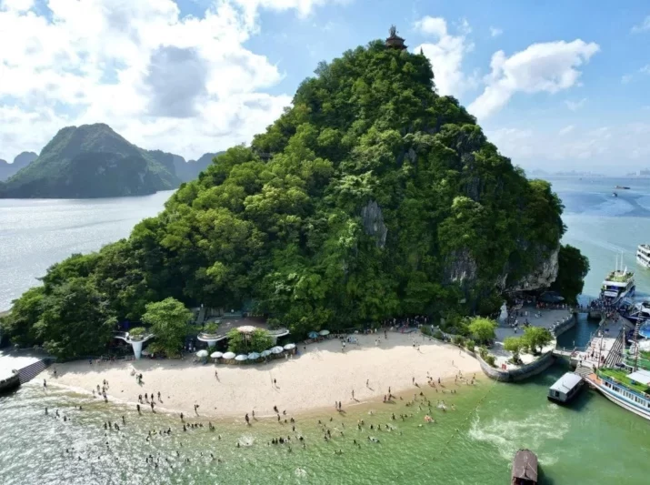Top 6 Beautiful Beaches in Ha Long Bay